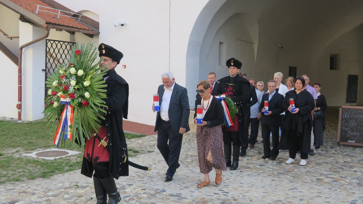 Odavanjem počasti svim poginulim i nestalim braniteljima i pripadnicima antifašističkog pokreta obilježen Dan antifašističke borbe u Međimurju Odavanjem počasti svim poginulim i nestalim braniteljima i pripadnicima antifašističkog pokreta obilježen Dan antifašističke borbe u Međimurju