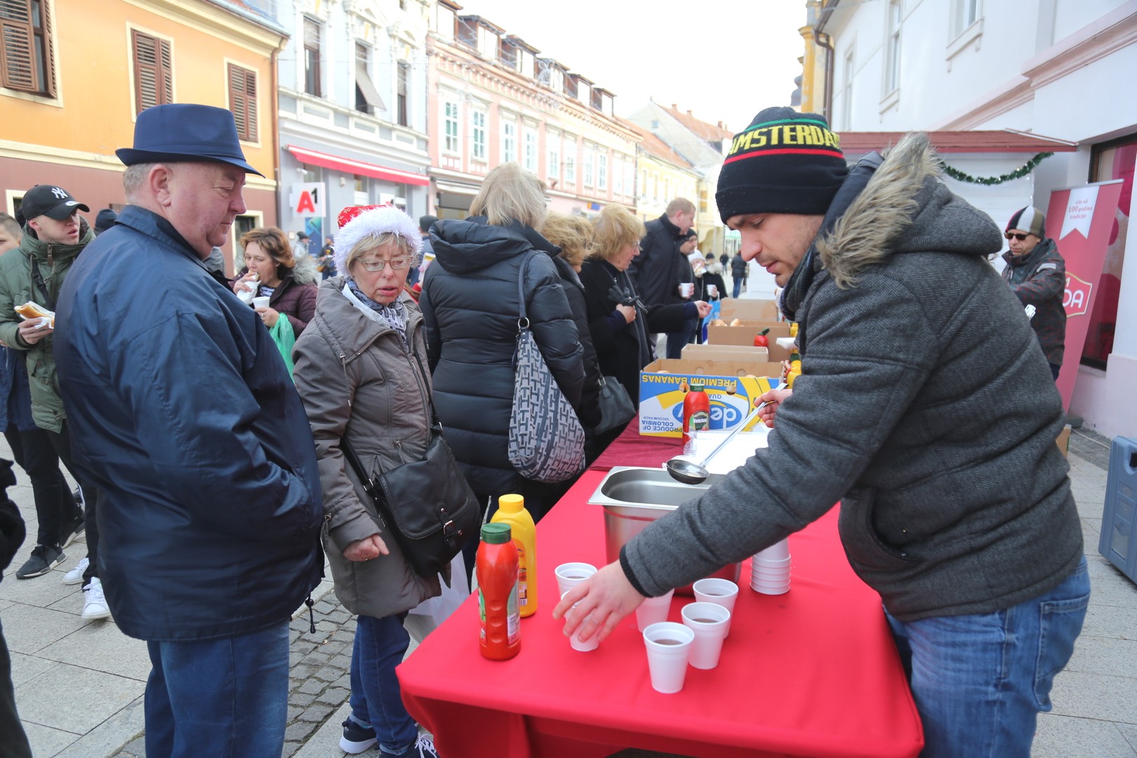 Građanima podijeljeno tisuću hot-dogova u središtu Čakovca