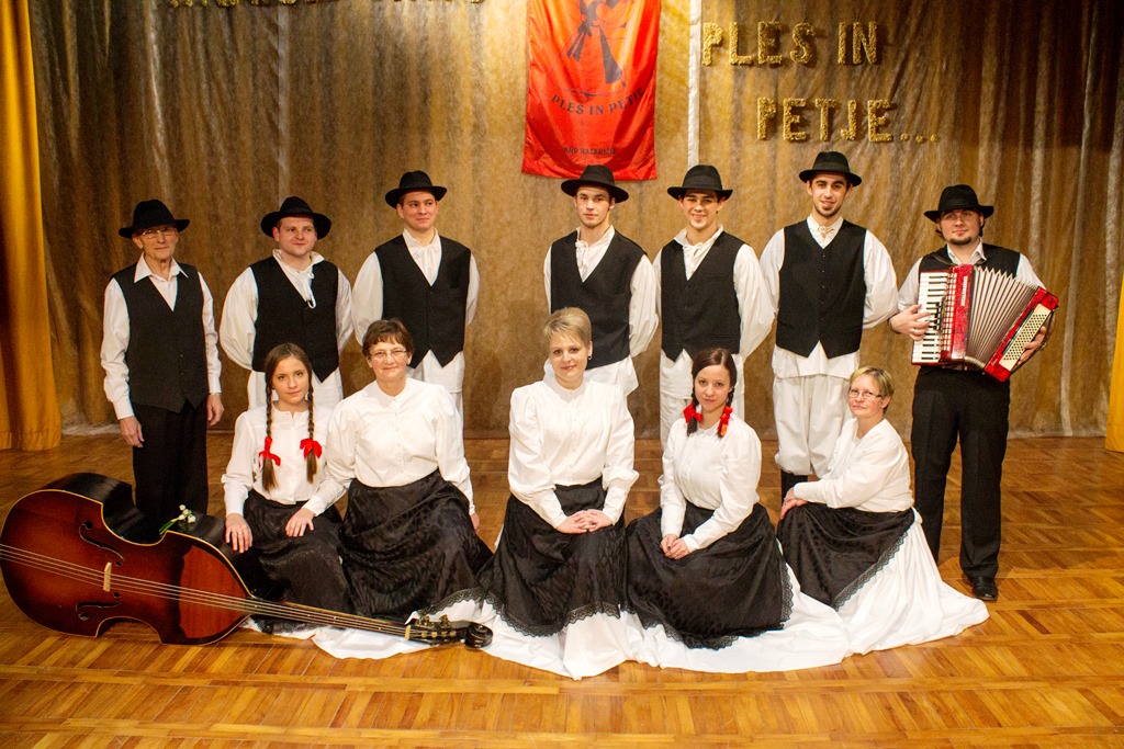 img0082folklorraz758104