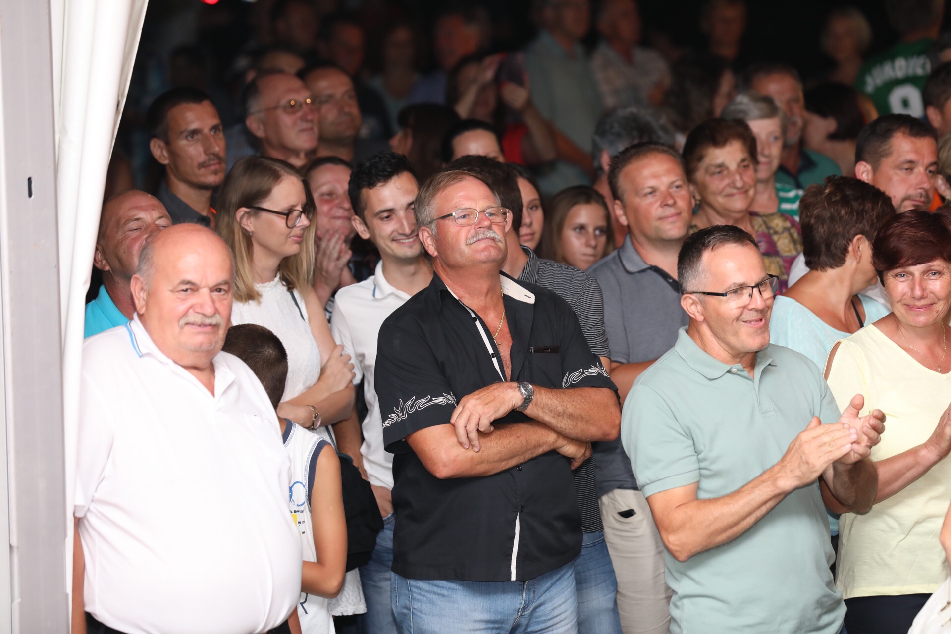 Mladen Grdović ispunio šator u Sv. Martinu na Muri, pjevalo se i plesalo uz njegove hitove Mladen Grdović ispunio šator u Sv. Martinu na Muri, pjevalo se i plesalo uz njegove hitove