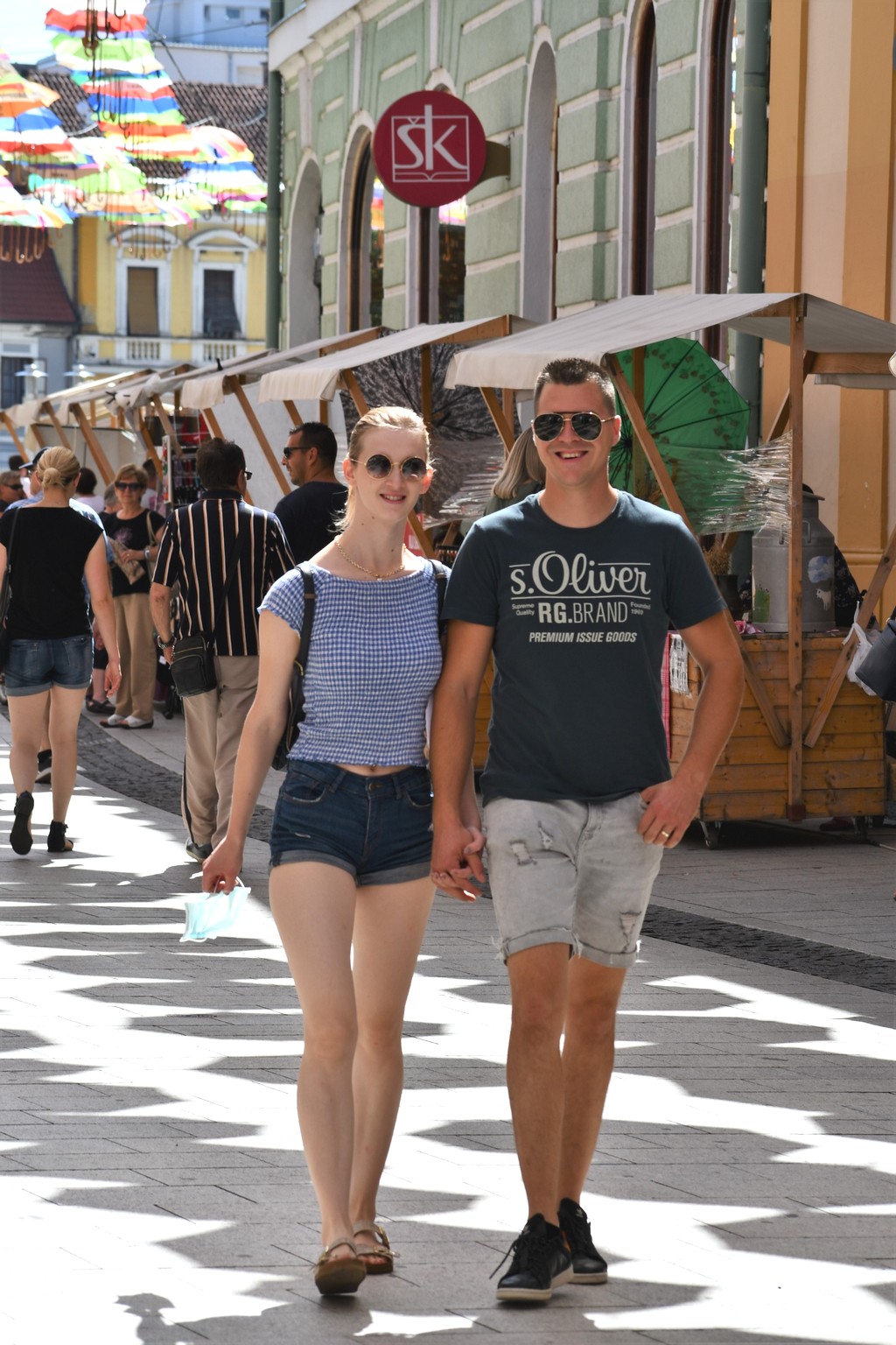 KLIKOM ISPOD KIŠOBRANA Centrom Čakovca prošetali brojni građani, evo koga smo sreli