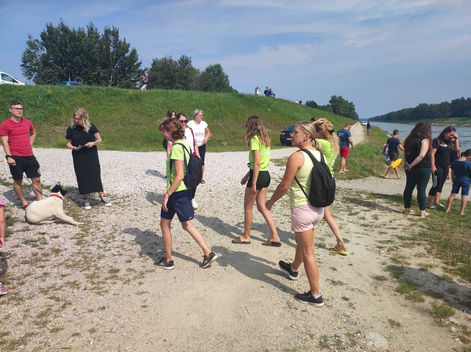 FOTO Pobjednici natjecanja u ekipnom veslanju dravskim čamcima su ekipe ‘Royal transport’ i ‘Fljojsarice’ FOTO Pobjednici natjecanja u ekipnom veslanju dravskim čamcima su ekipe ‘Royal transport’ i ‘Fljojsarice’