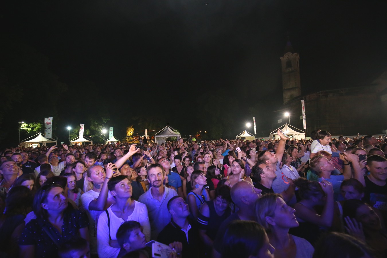 Popularna Jelena Rozga hitovima raspjevala posjetitelje Porcijunkulova