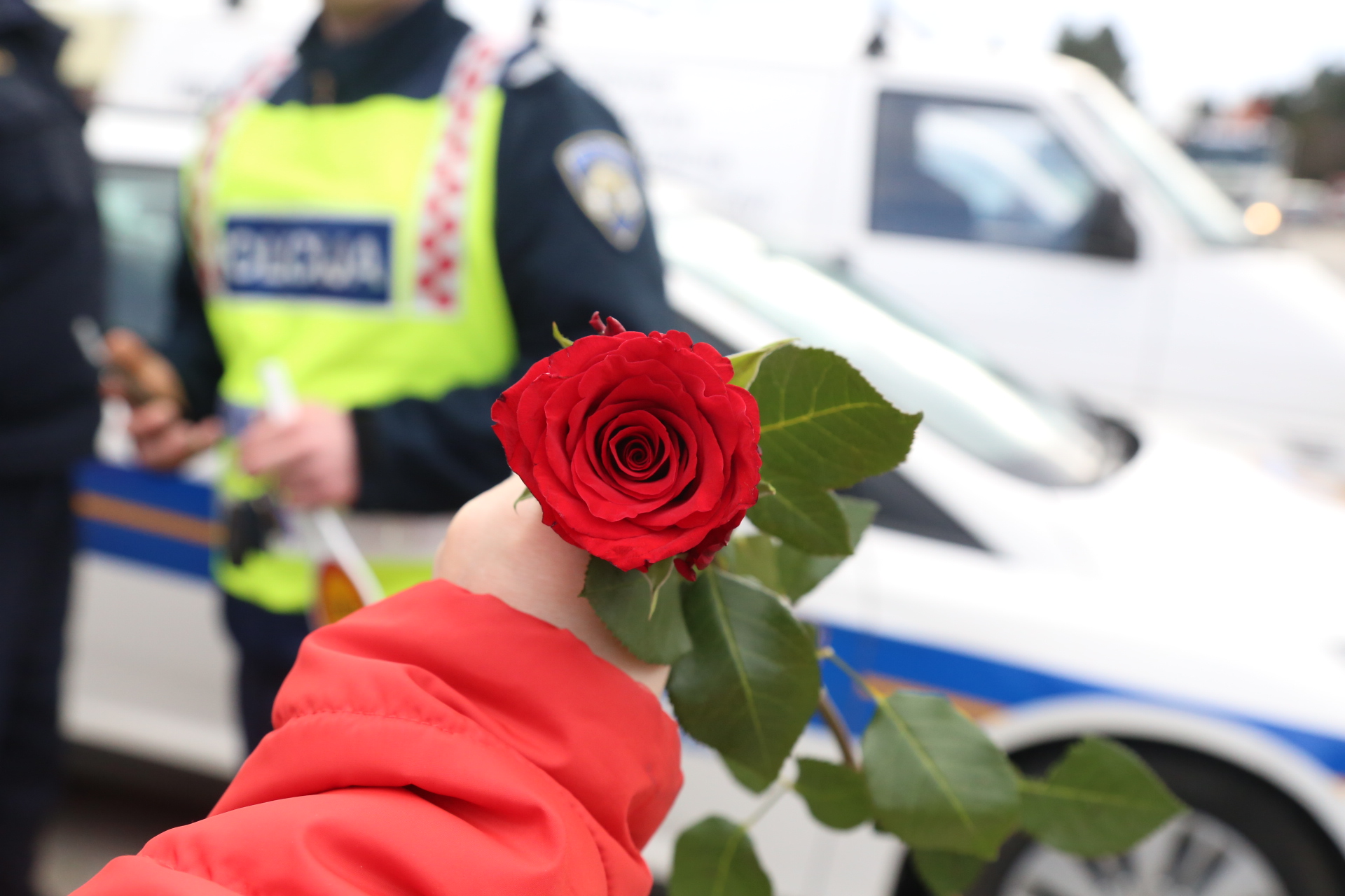 Međimurska policija cvijećem nagrađuje žene u prometu