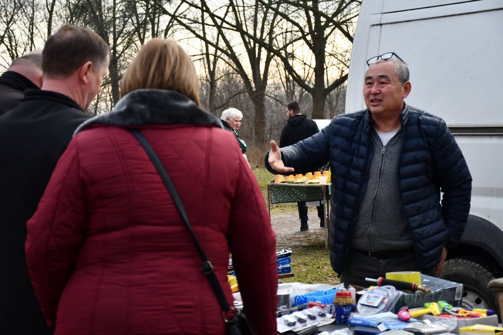 SAJAM SRIJEDOM FOTO Prvi čakovečki sajam otkad smo uveli euro. Cijene su istaknute u eurima i kunama.  MH  ‘Cifre su male pak se čini kak da je fal!’ – rekli su kupci  Prva je sajamska srijeda otkad smo ušli u eurozonu. Nakon gotovo 30 godina opraštamo se