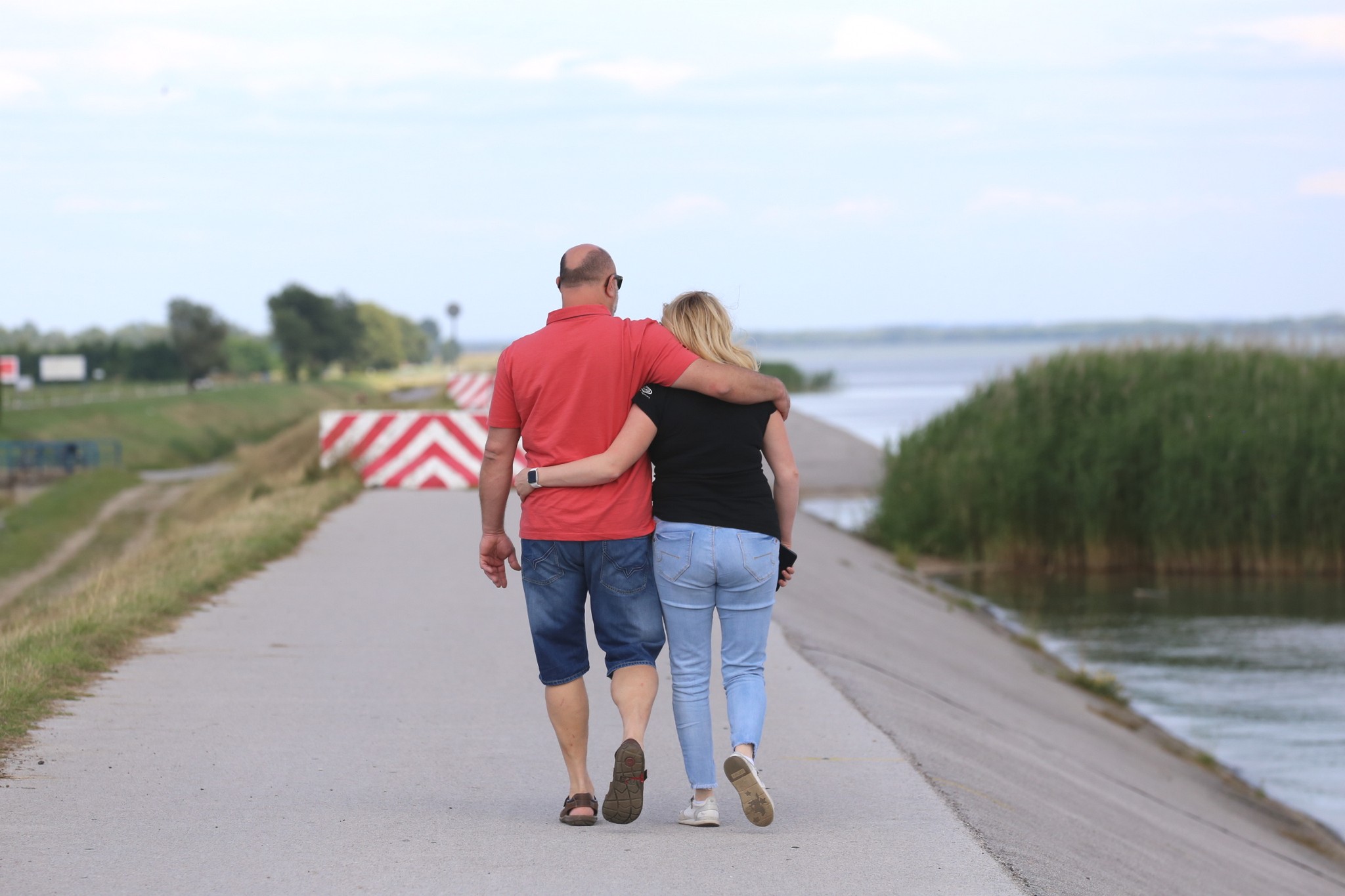 Vjetrovit, ali topao dan mnogi su iskoristili za šetnju preloškom Marinom