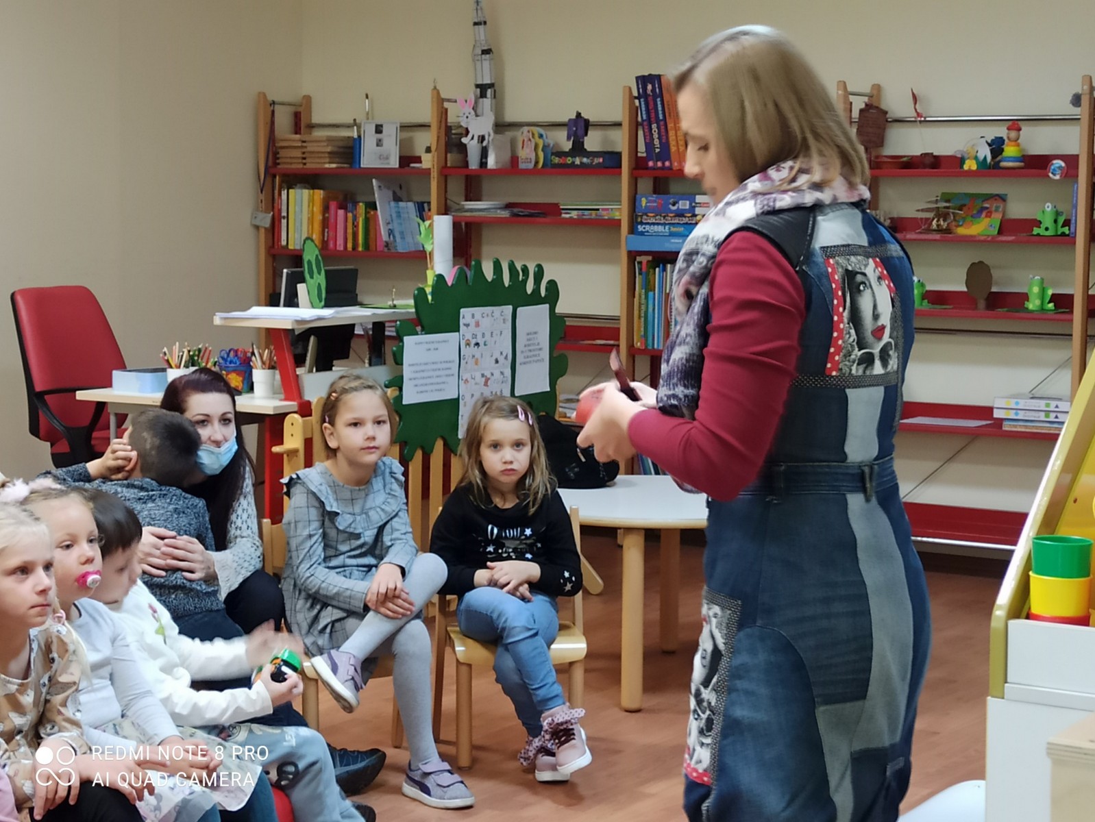 DJEČJI VRTIĆ BELICA POVODOM  MJESECA HRVATSKE KNJIGE Povodom Mjeseca hrvatske knjige naši su vrtićarci- skupina Leptirići i Cvjetići posjetili Knjižnicu i čitaonicu “Nikola Zrinski” u Čakovcu. Uz pomoć i stručno vodstvo naše domaćice, knjižničarke Helene