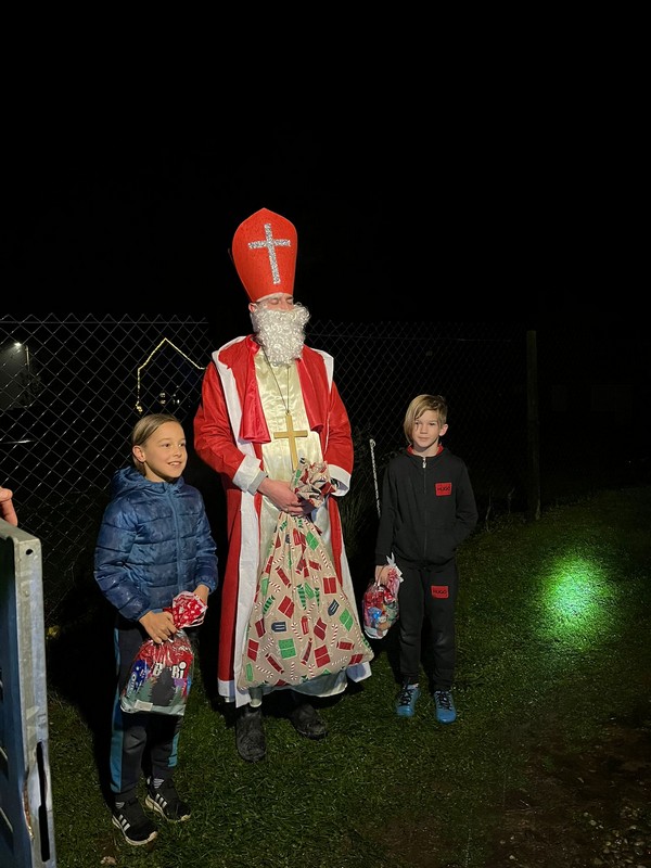KNEZOVEC Sveti Nikola posjetio i darivao dječicu, ali i mještane