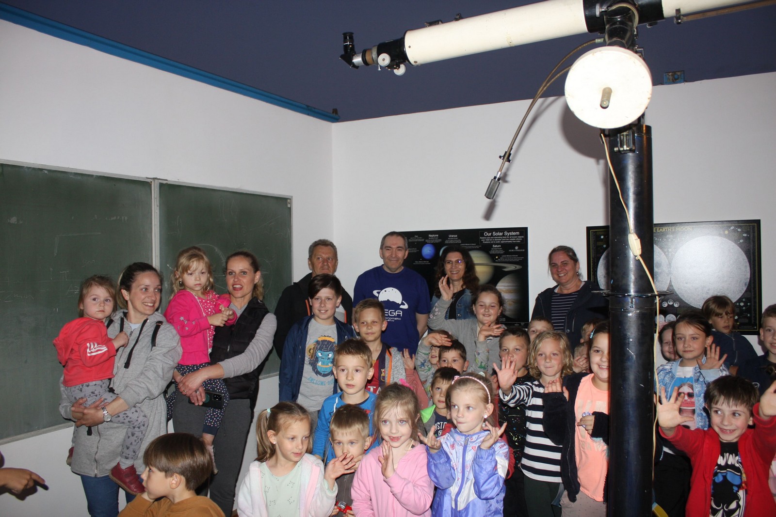 Stotinjak djece u Savskoj Vesi teleskopima promatralo Mjesec