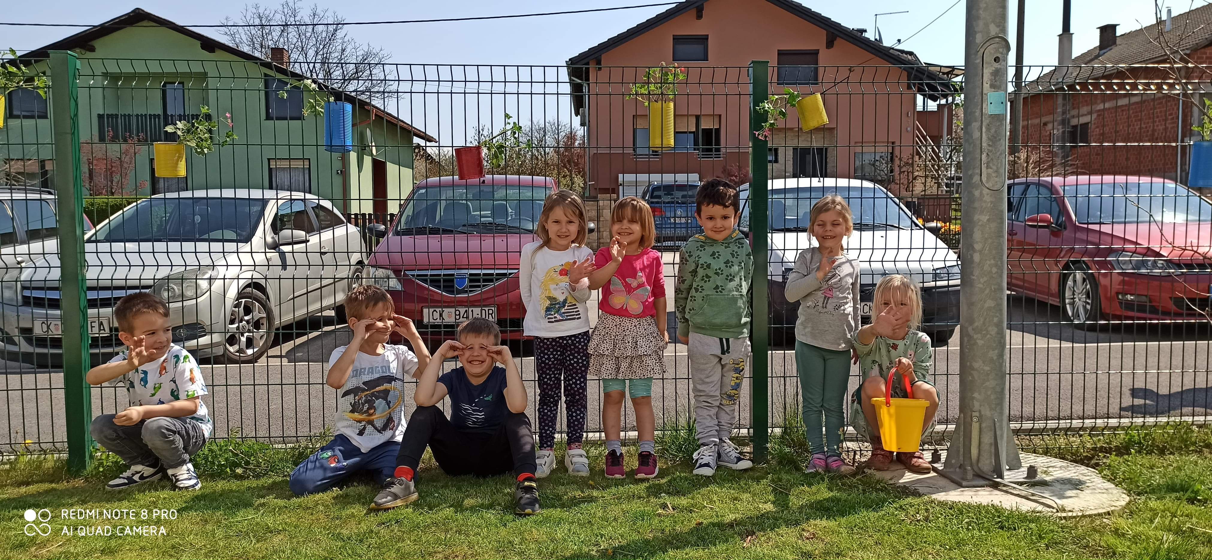 Mališani Dječjeg vrtića Maslačak iz Murskog Središća ukrasili dvorišnu ogradu cvijećem