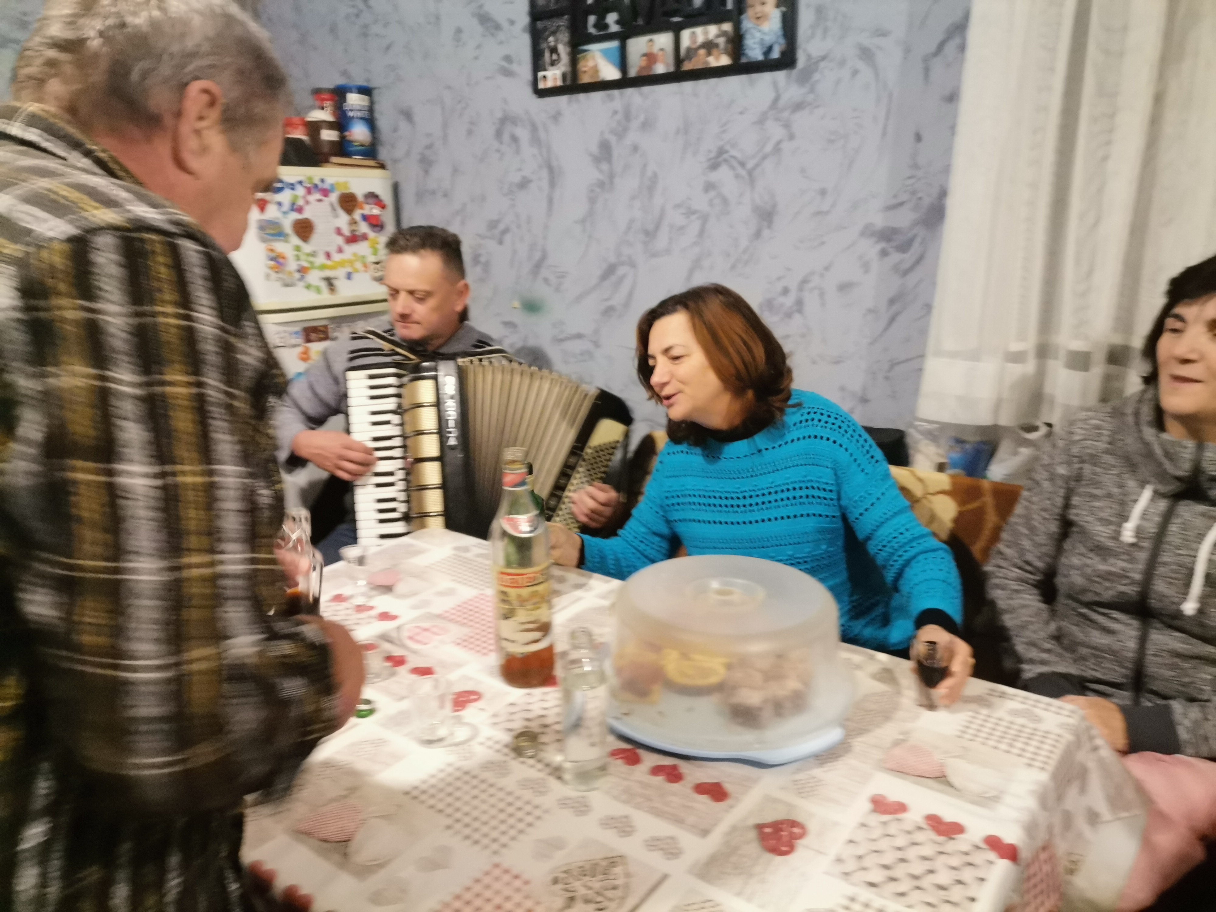 IZNENAĐENJE ZA 70. ROĐENDAN Ivana Novaka, dimnjačara iz Kuršanca, u rano jutro iznenadili njegovi najmiliji IZNENAĐENJE ZA 70. ROĐENDAN Ivana Novaka, dimnjačara iz Kuršanca, u rano jutro iznenadili njegovi najmiliji