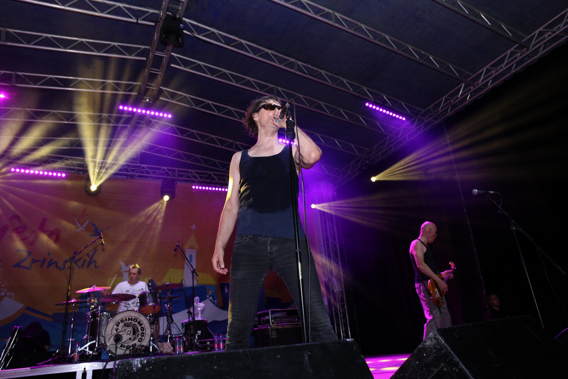 LJETO U GRADU ZRINSKIH Psihomodo pop i Gobac pjevali s brojnim fanovima u Čakovcu LJETO U GRADU ZRINSKIH Psihomodo pop i Gobac pjevali s brojnim fanovima u Čakovcu