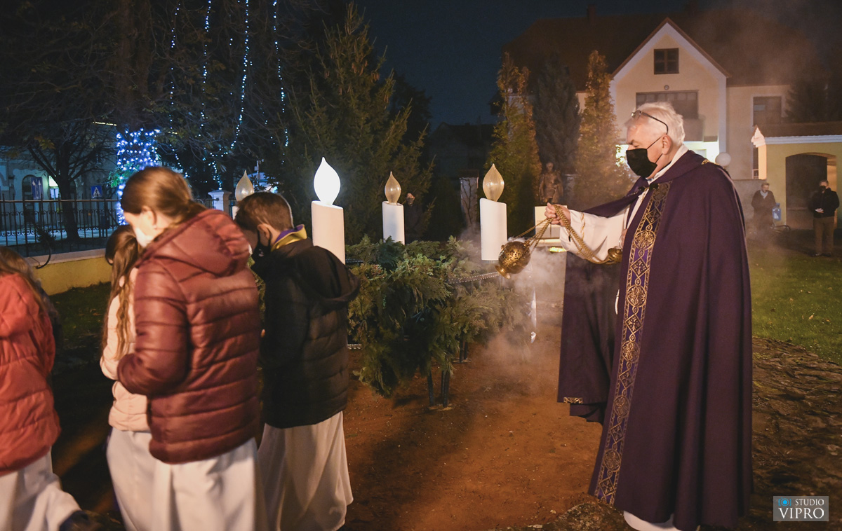 Prva svijeća, svijeća nade, upaljena na adventskom vijencu u Prelogu