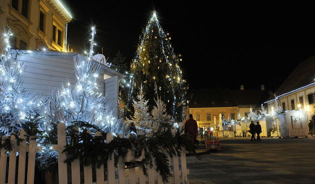 Povodom otvorenja Adventa u Varaždinu upaljeno tisuće lampica