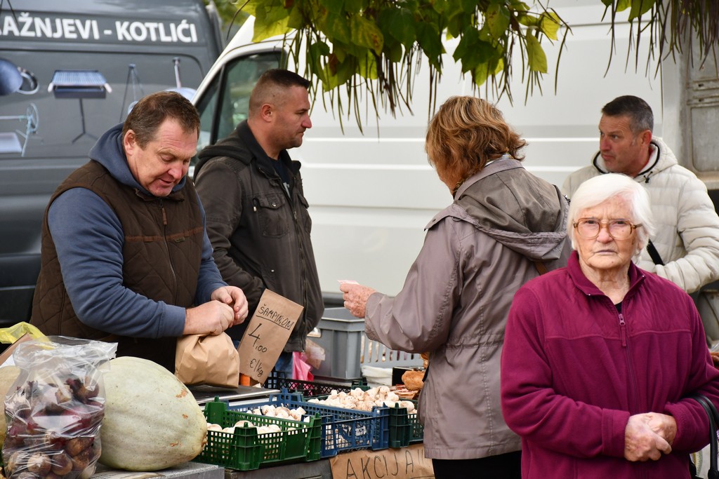 FOTO S dolaskom hladnijih dana povećan interes za kupnju drva za ogrjev