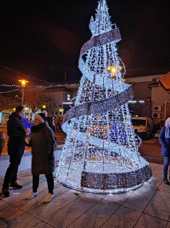 VIDEO/FOTO Bend Tragovi su ugrijali publiku na Adventskoj čaroliji u Prelogu!