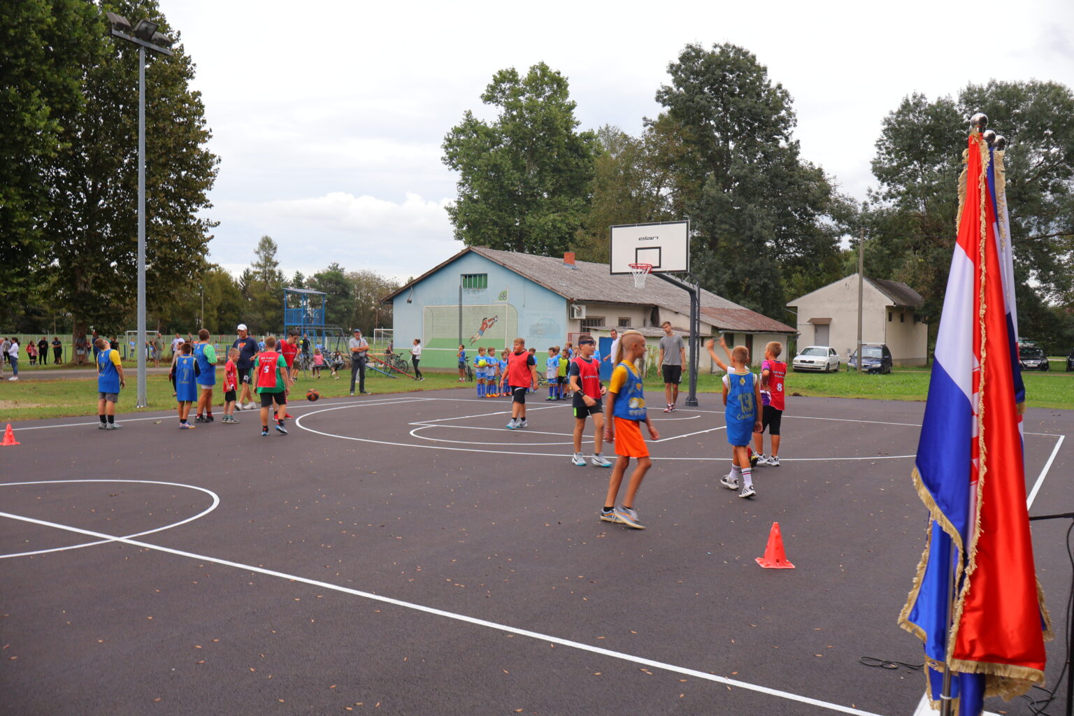 VESELJE ZA NAJMLAĐE Uređeno košarkaško igralište u Ivanovcu
