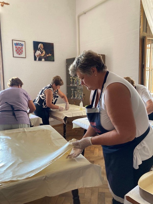 UDRUGA UMIROVLJENIKA DONJA DUBRAVA Domaćem vučenom tijestu nema premca