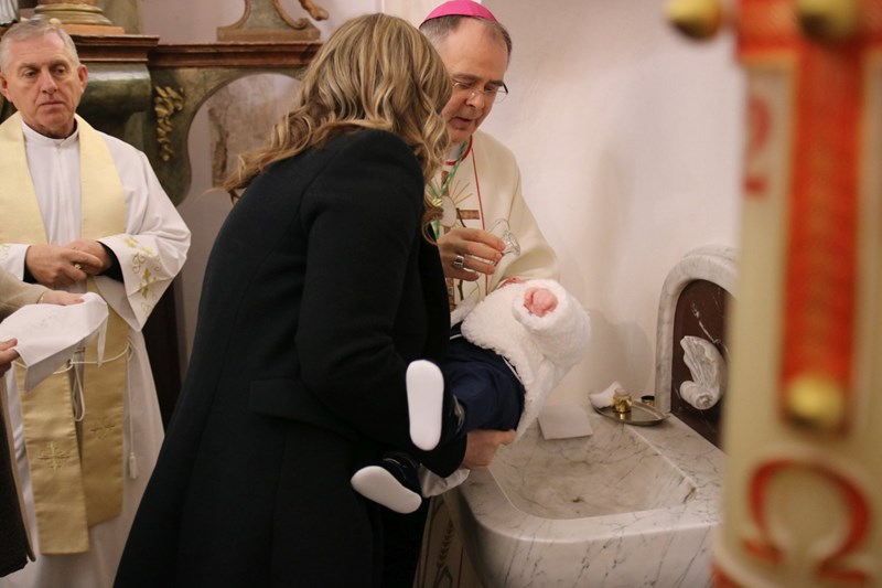 Biskup Radoš krstio peto dijete obitelji Spajić iz Svetog Martina na Muri