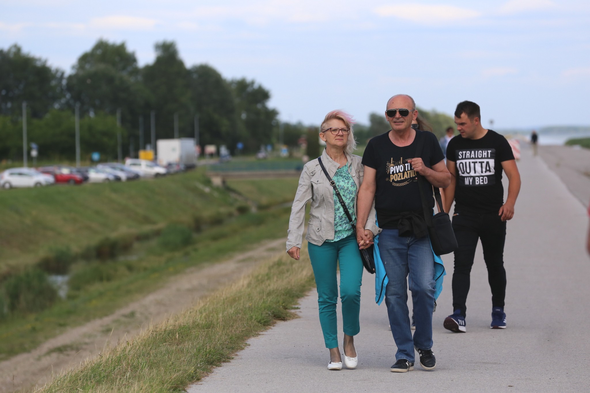 Vjetrovit, ali topao dan mnogi su iskoristili za šetnju preloškom Marinom