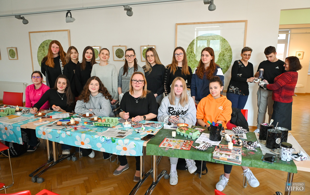 Biserka Vučenik učenike Srednje škole Prelog naučila kako izraditi črnu pisanicu