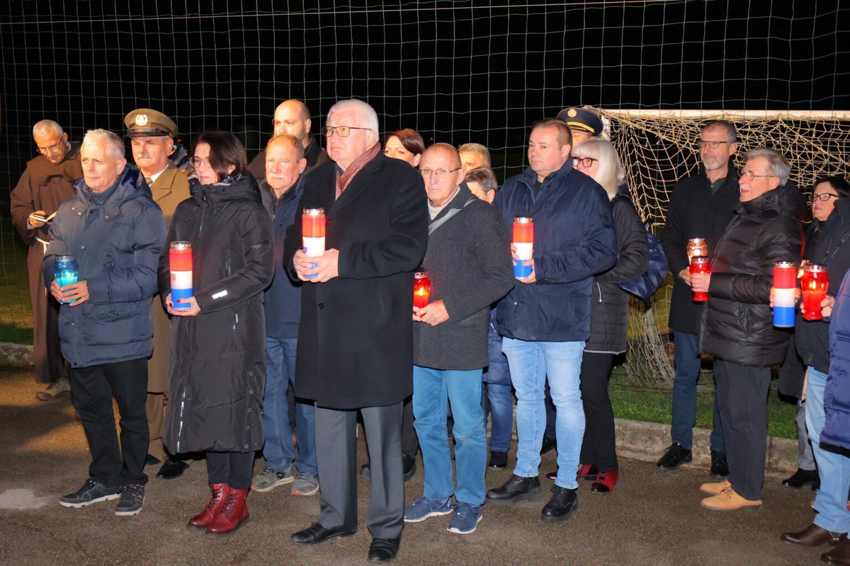 DAN SJEĆANJA Čakovec se i ove godine dostojanstveno prisjetio žrtava Vukovara i Škrabrnje te obljetnice pogibije Nikole VII. Zrinskog DAN SJEĆANJA Čakovec se i ove godine dostojanstveno prisjetio žrtava Vukovara i Škrabrnje te obljetnice pogibije Nikole VII. Zrinskog