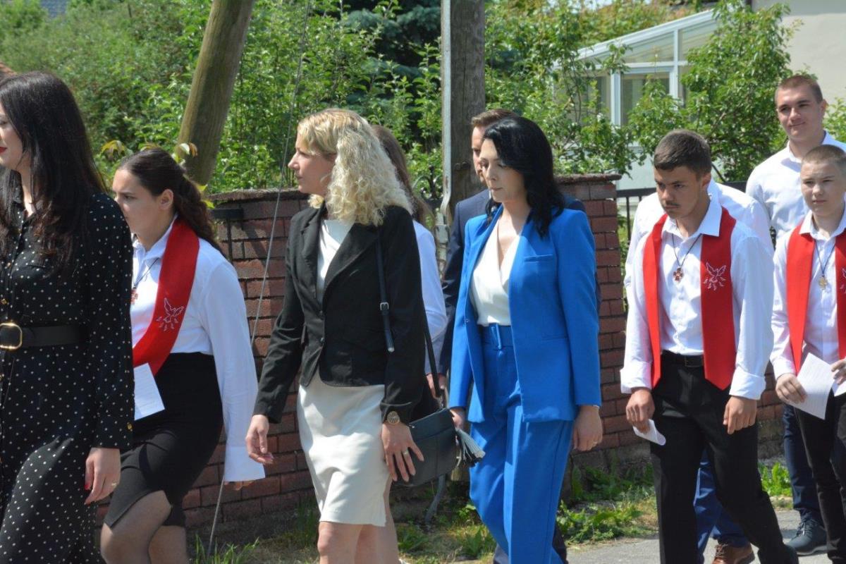 FOTO Donja Dubrava: 13 mladih župljana primilo sakrament Svete potvrde