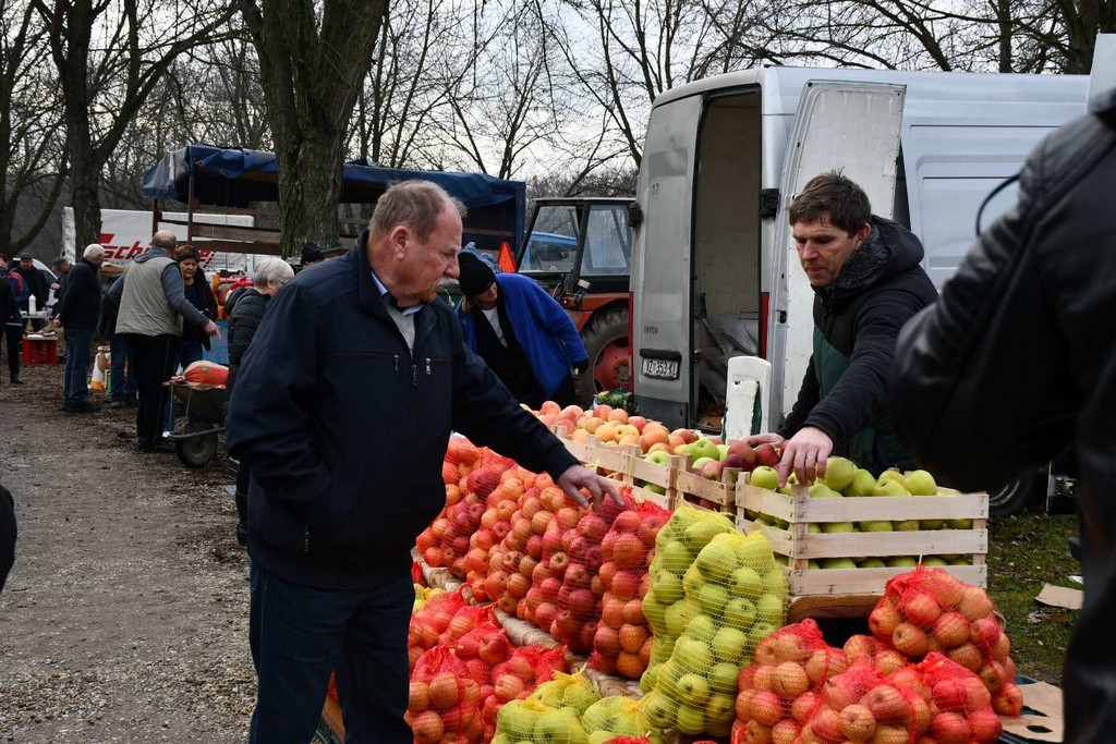 SAJAM SRIJEDOM FOTO Prvi čakovečki sajam otkad smo uveli euro. Cijene su istaknute u eurima i kunama.  MH  ‘Cifre su male pak se čini kak da je fal!’ – rekli su kupci  Prva je sajamska srijeda otkad smo ušli u eurozonu. Nakon gotovo 30 godina opraštamo se