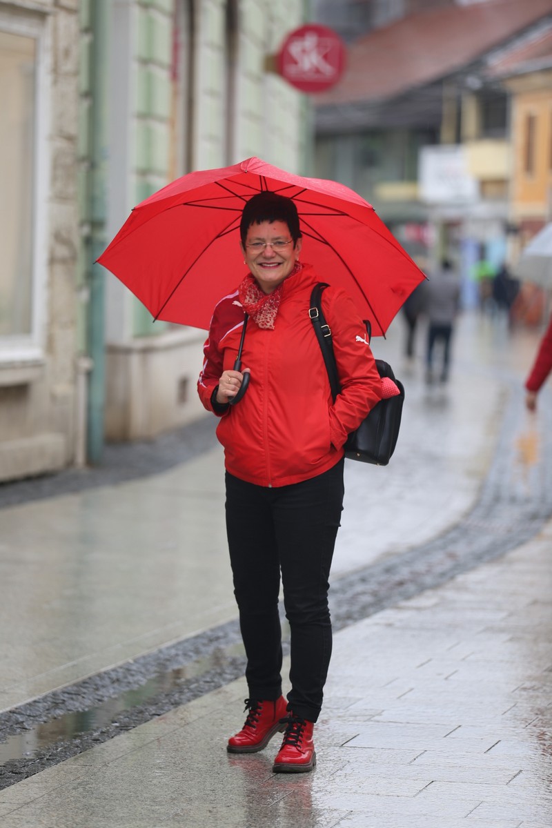 KLIKOM PO ČAKOVCU Oblačno i kišovito prijepodne nije spriječilo građane da dođu u centar grada KLIKOM PO ČAKOVCU Oblačno i kišovito prijepodne nije spriječilo građane da dođu u centar grada