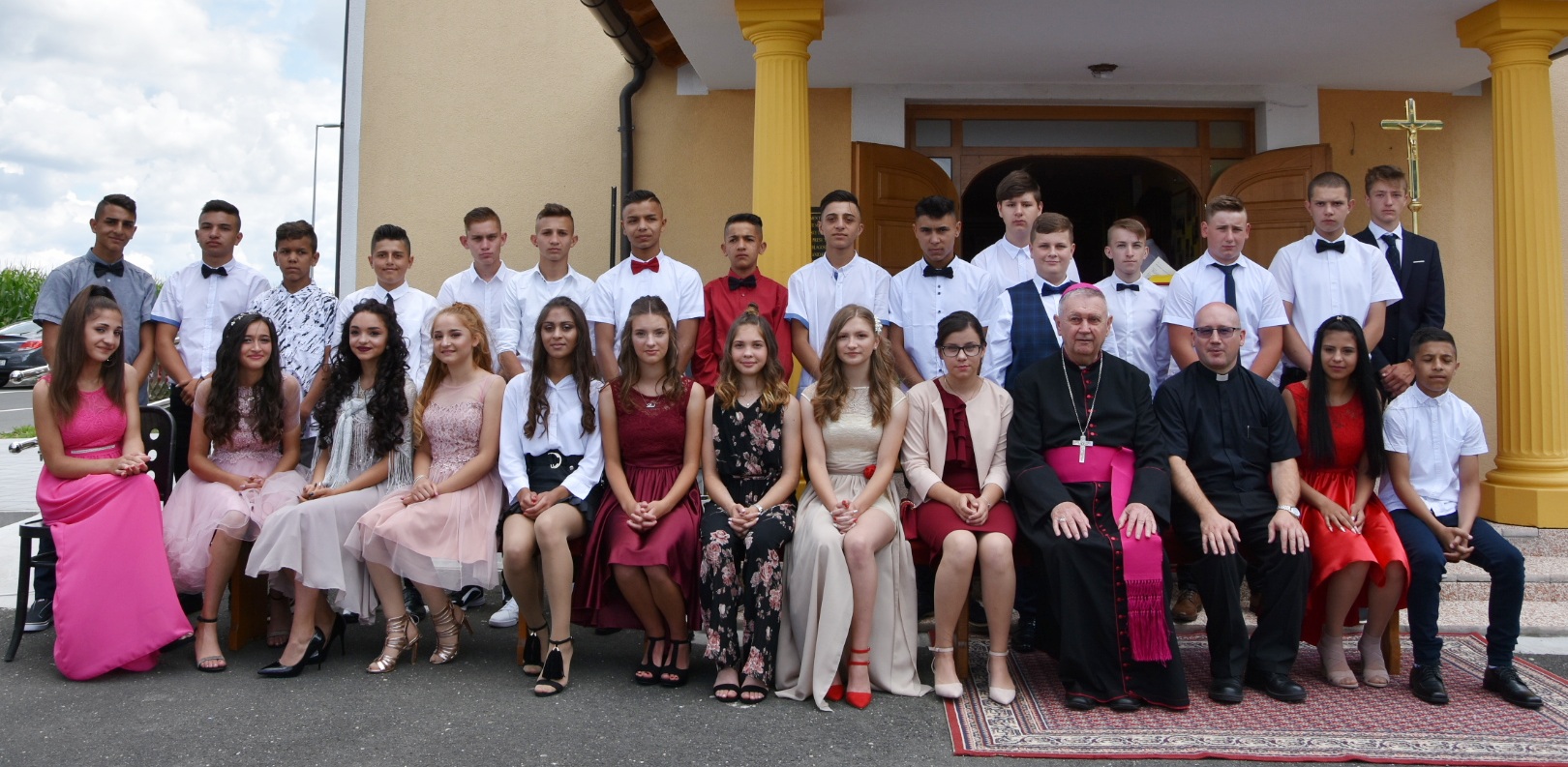 Sveta potvrda u Orehovici: Krizmanicima sakrament podijelio biskup u miru mons. Josip Mrzljak Sveta potvrda u Orehovici: Krizmanicima sakrament podijelio biskup u miru mons. Josip Mrzljak