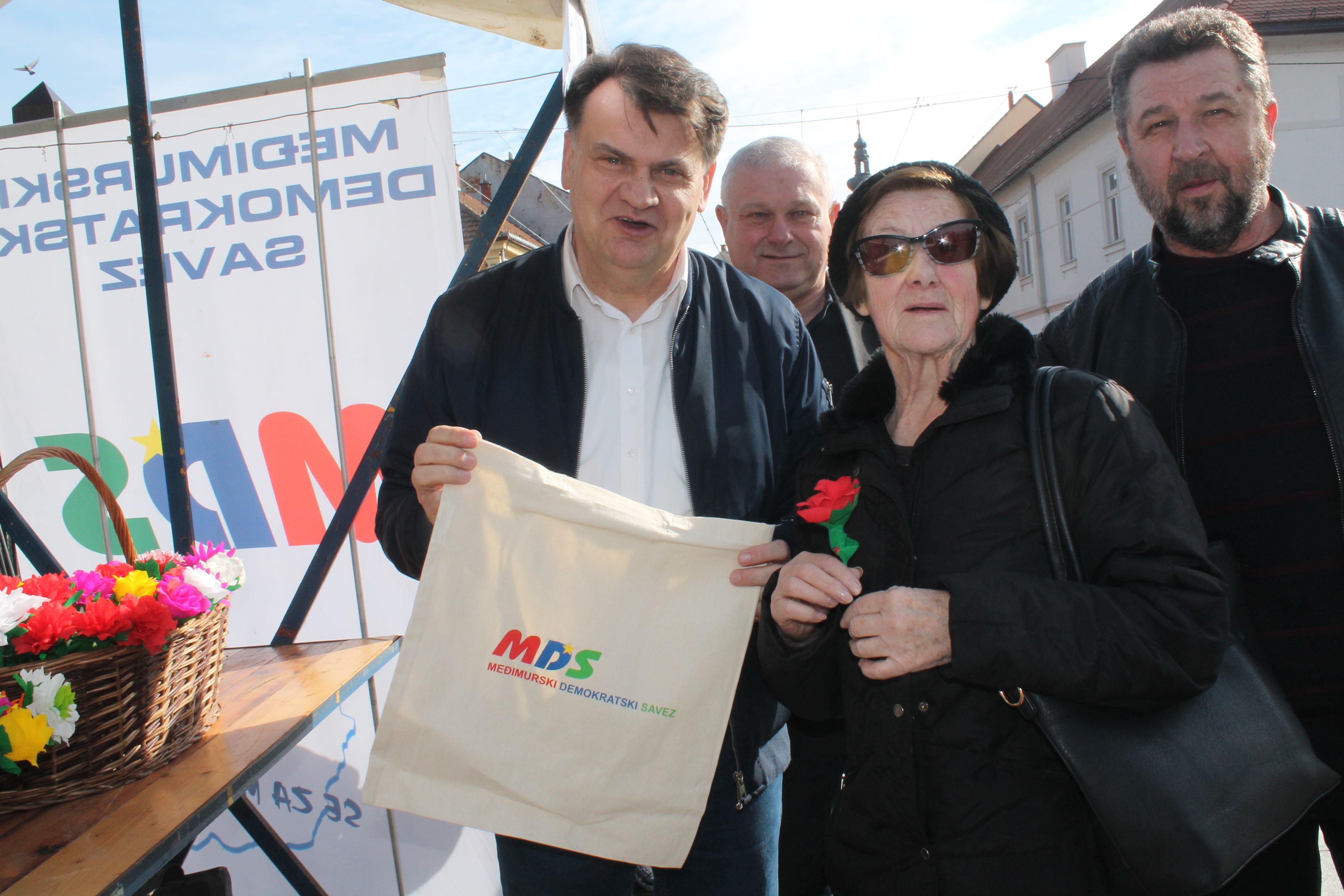 ‘ŽENE, SRETAN VAM VAŠ DAN’ Političari darivali prolaznice gradom