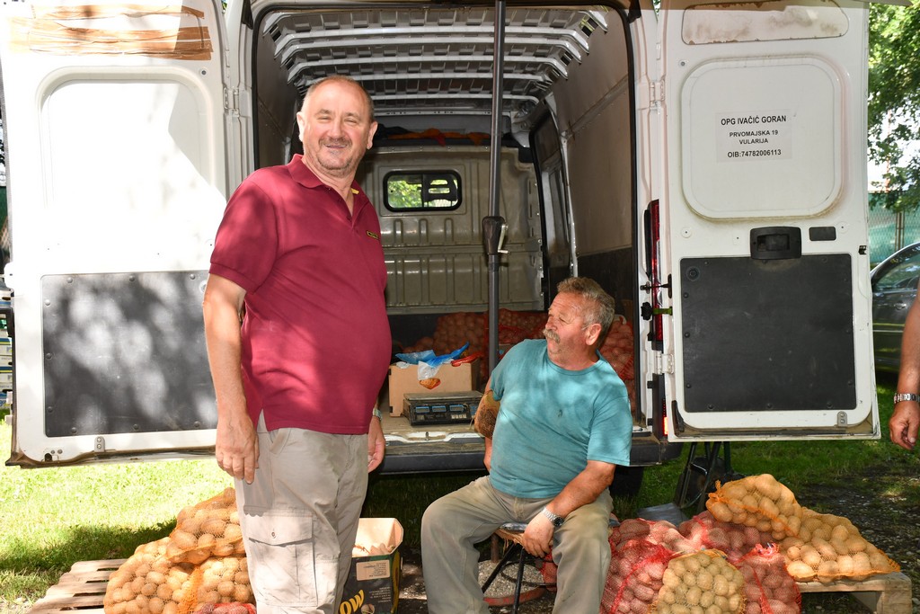SAJAM U ČAKOVCU Sajam je preplavilo obilje svježeg voća i povrća