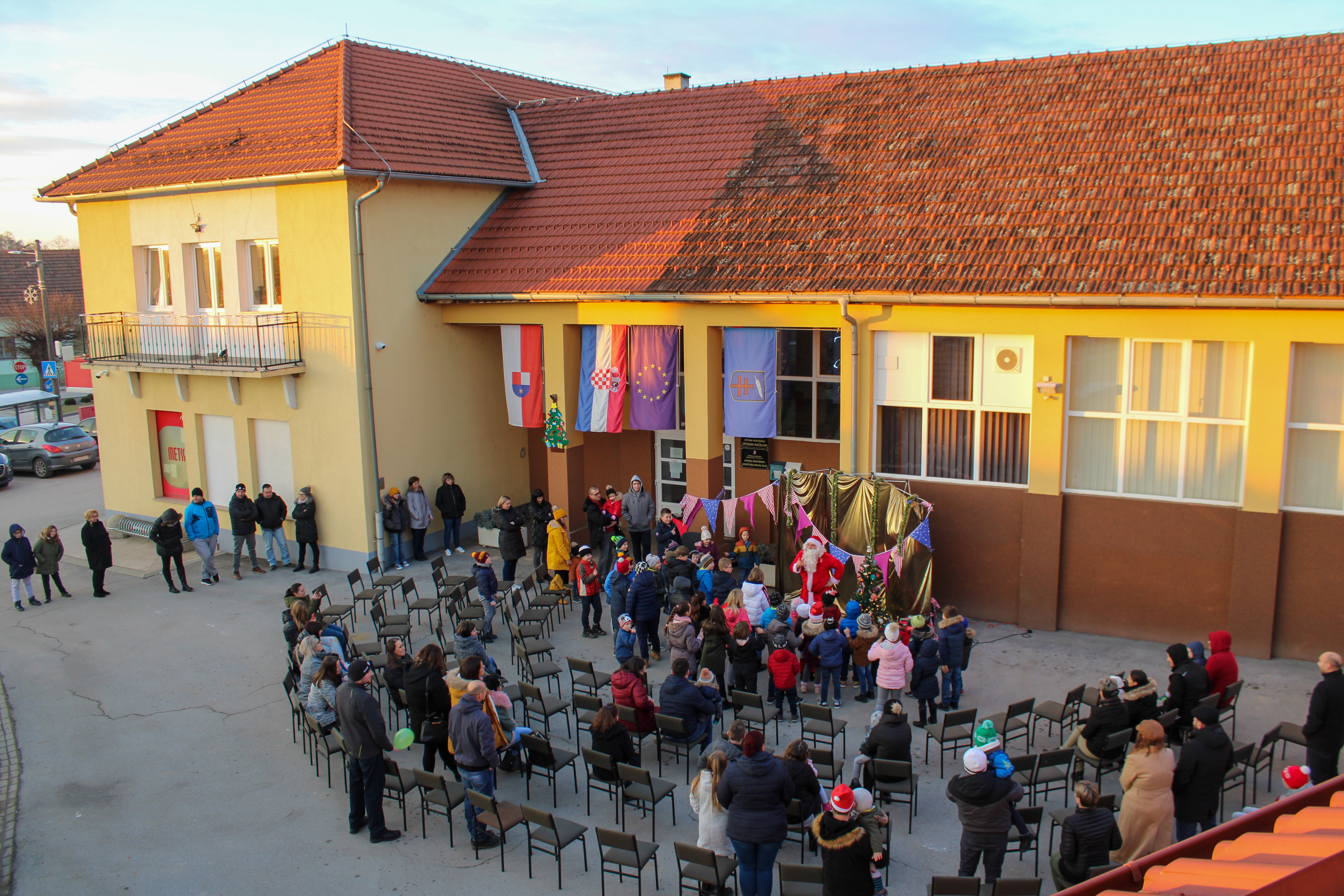 Djed Božićnjak posjetio Vratišinec