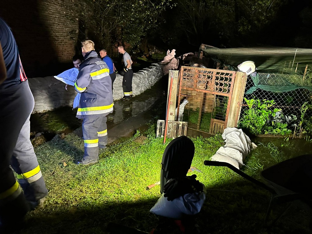 MIKLAVEC DVD Miklavec, DVD Podturen i DVD Sivica zajedničkim snagama gradili nasipe za spas kuća