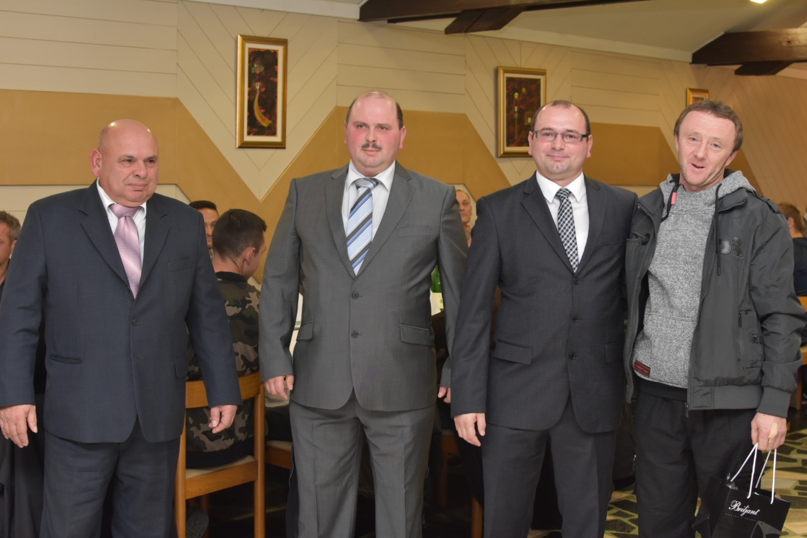 ANDRIJA TOMAŠEK ‘Sinovi nastavljaju moj posao i siguran sam da će uspješno trajati i slijedećih 25 godina’ ANDRIJA TOMAŠEK ‘Sinovi nastavljaju moj posao i siguran sam da će uspješno trajati i slijedećih 25 godina’