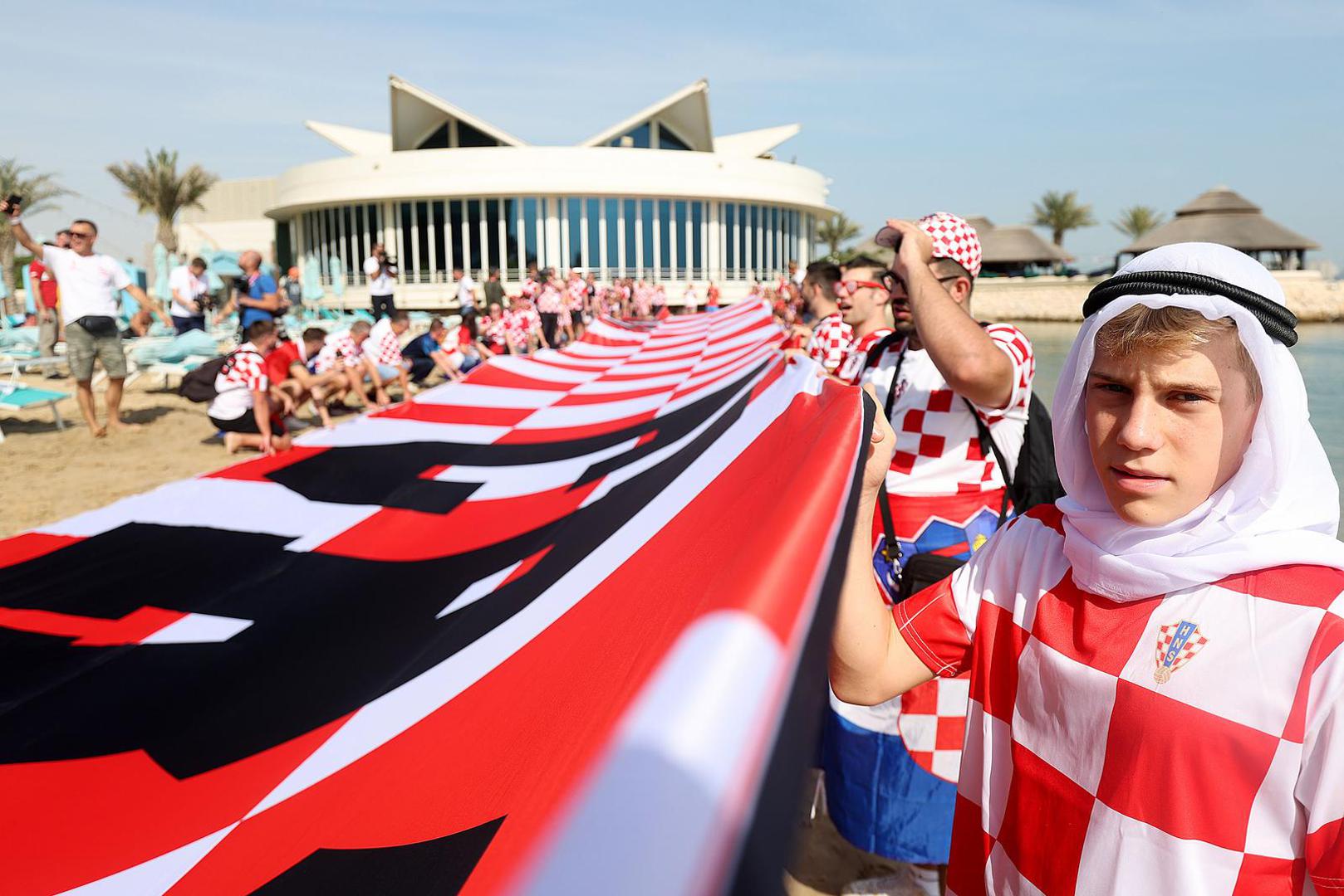 Navijači stigli pod prozor Vatrenima dati podršku