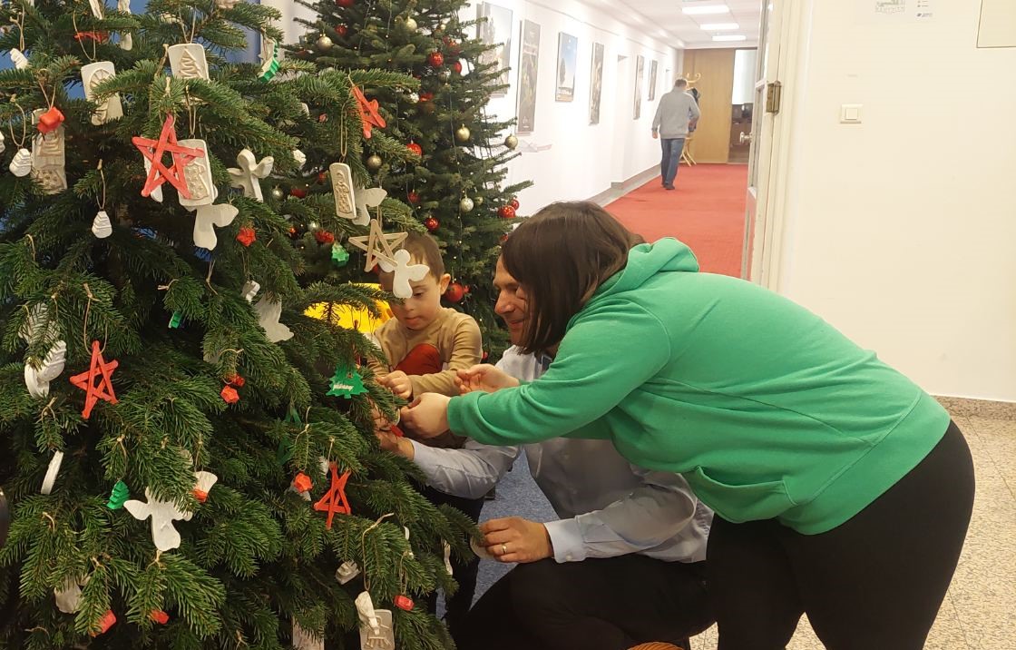 Kićenje božićne jelke