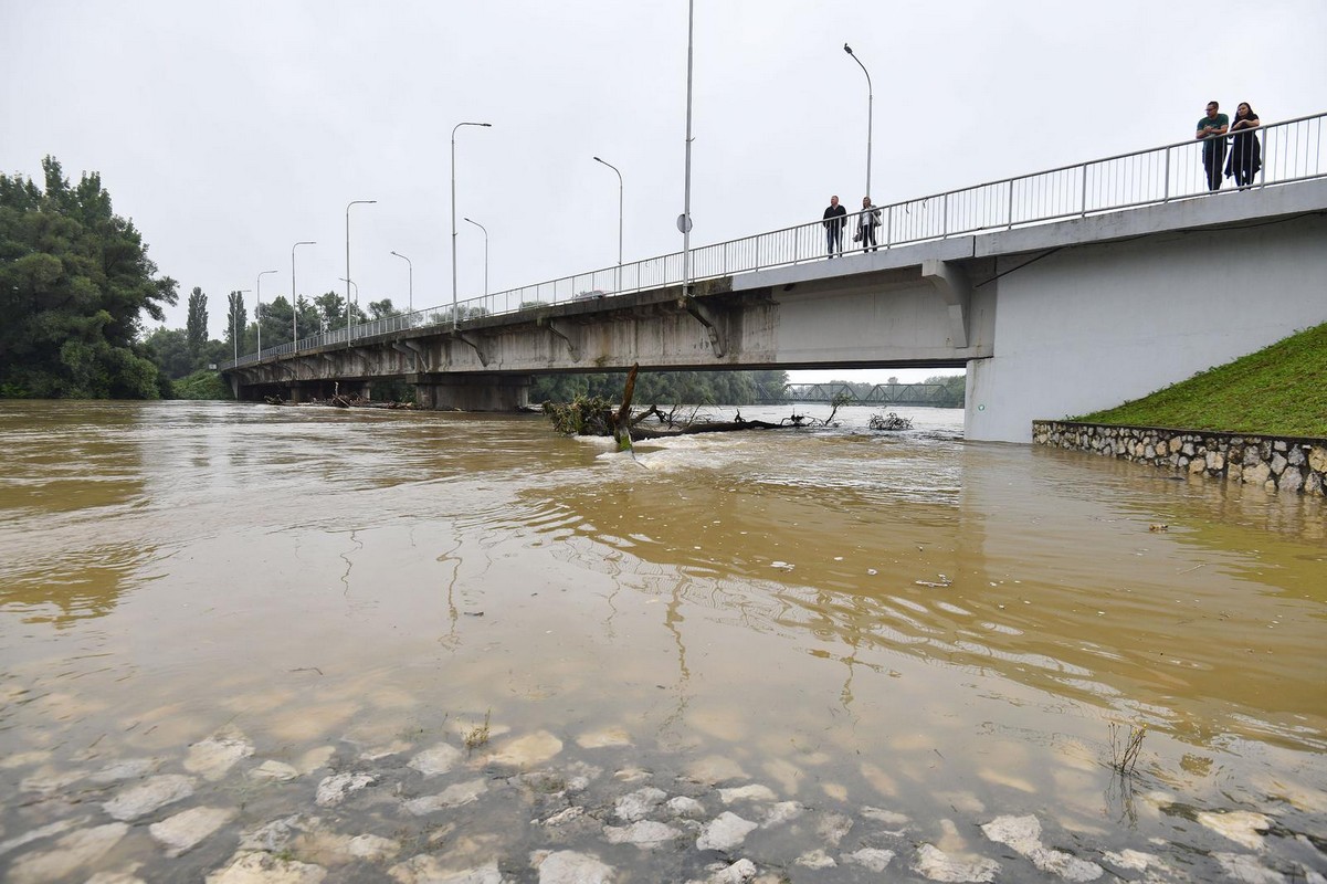 GRAĐANE ČEKA DUGA NOĆ Mura se izlila na šetnicu u Murskom Središću