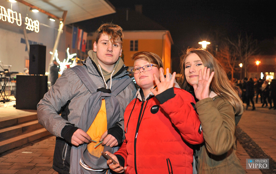 Doček u Prelogu uz vatromet, taktove valcera, šampanjac i kuhano vino