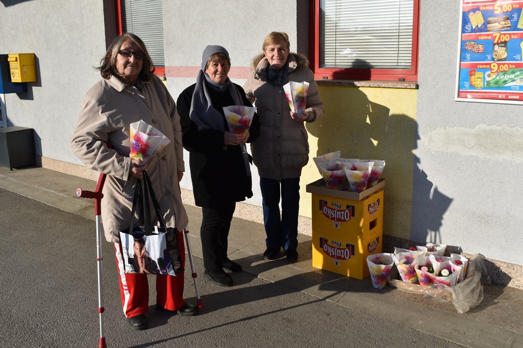 DAN ŽENA Članice Udruge žene Savske Vesi tratinčicama darivale svoje sumještanke