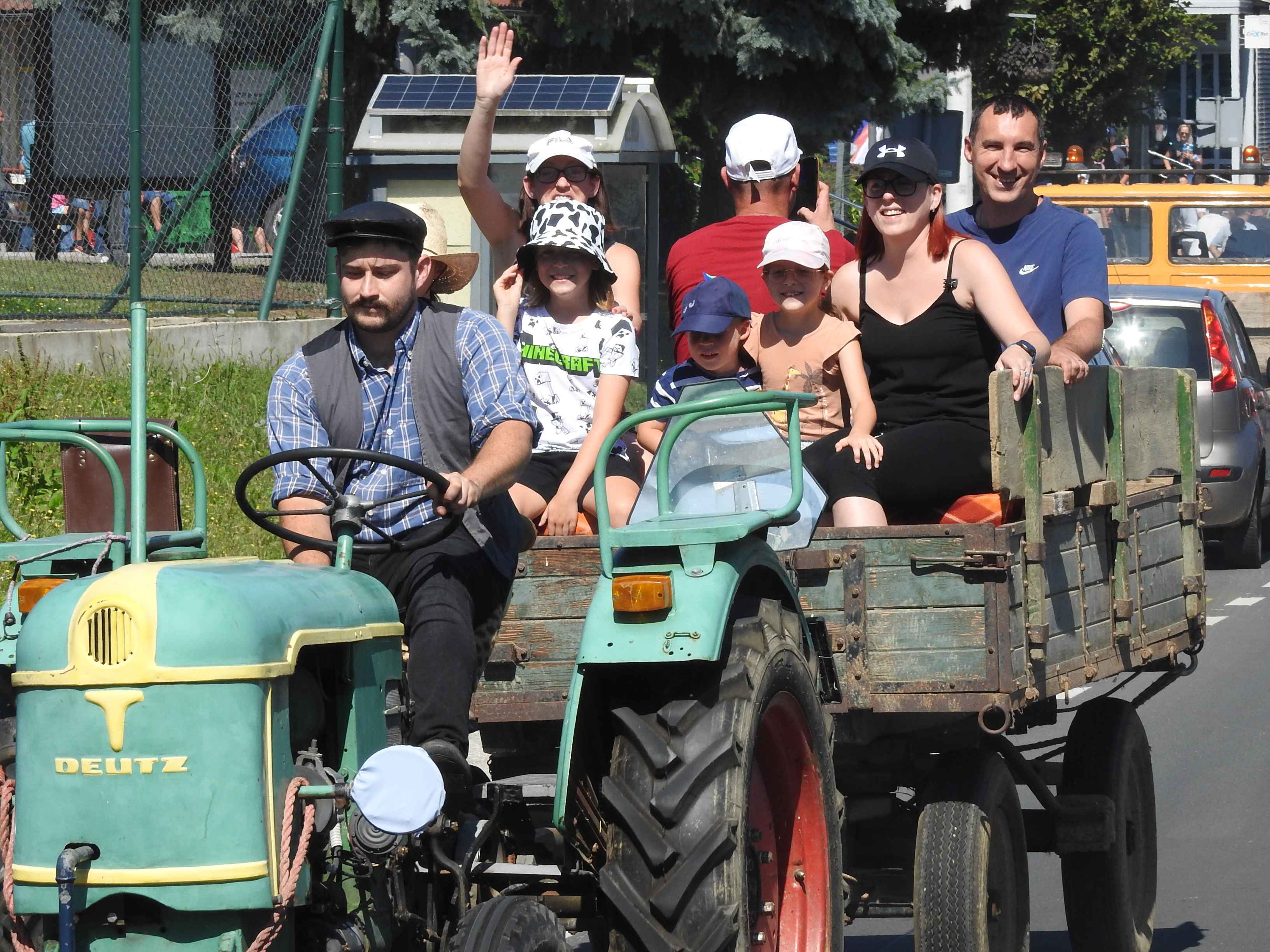 SELNICA Pogledajte kako je bilo na 17. susretu starih traktora