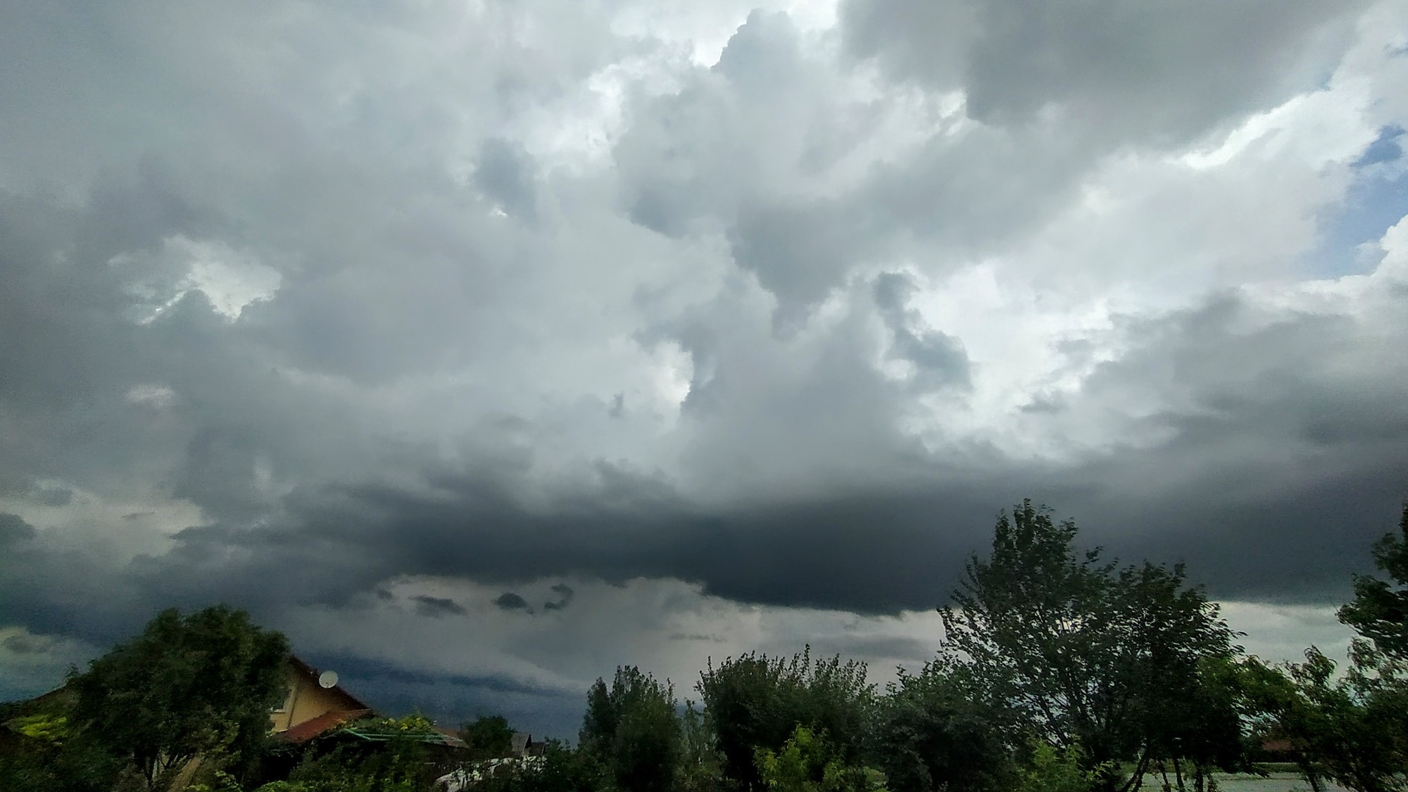 PROLOM OBLAKA Sve nas iznenadilo: U tren oka zamračilo se Međimurje, pada kiša, snažno grmi… PROLOM OBLAKA Sve nas iznenadilo: U tren oka zamračilo se Međimurje, pada kiša, snažno grmi…