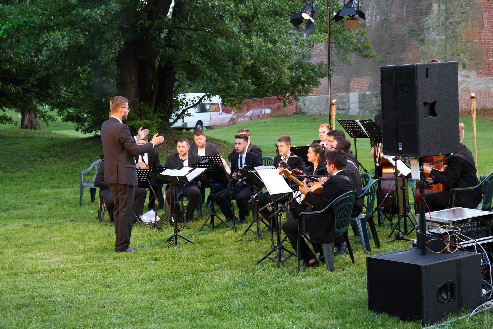 Predstava ‘Na dlanu jezera’ u lijepom ambijentu jezera podno zidina Starog grada