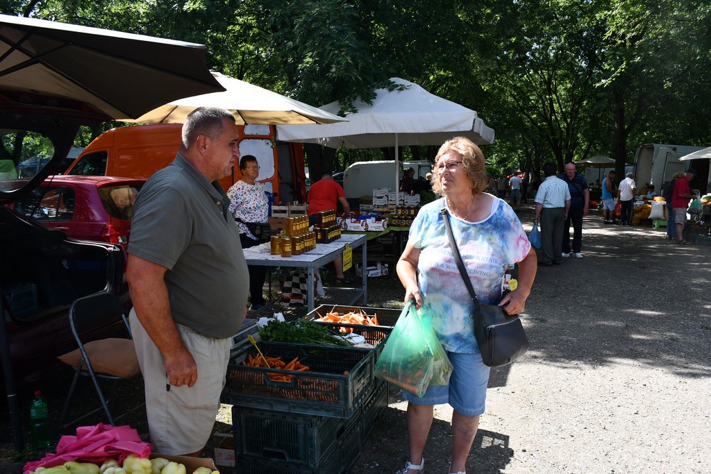 SAJAM U ČAKOVCU Sajam je preplavilo obilje svježeg voća i povrća