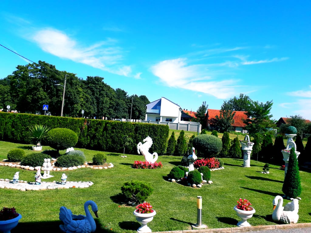 Spoj umjetnosti i prirode u vrtnoj oazi Andreje Kraljić u Savskoj Vesi