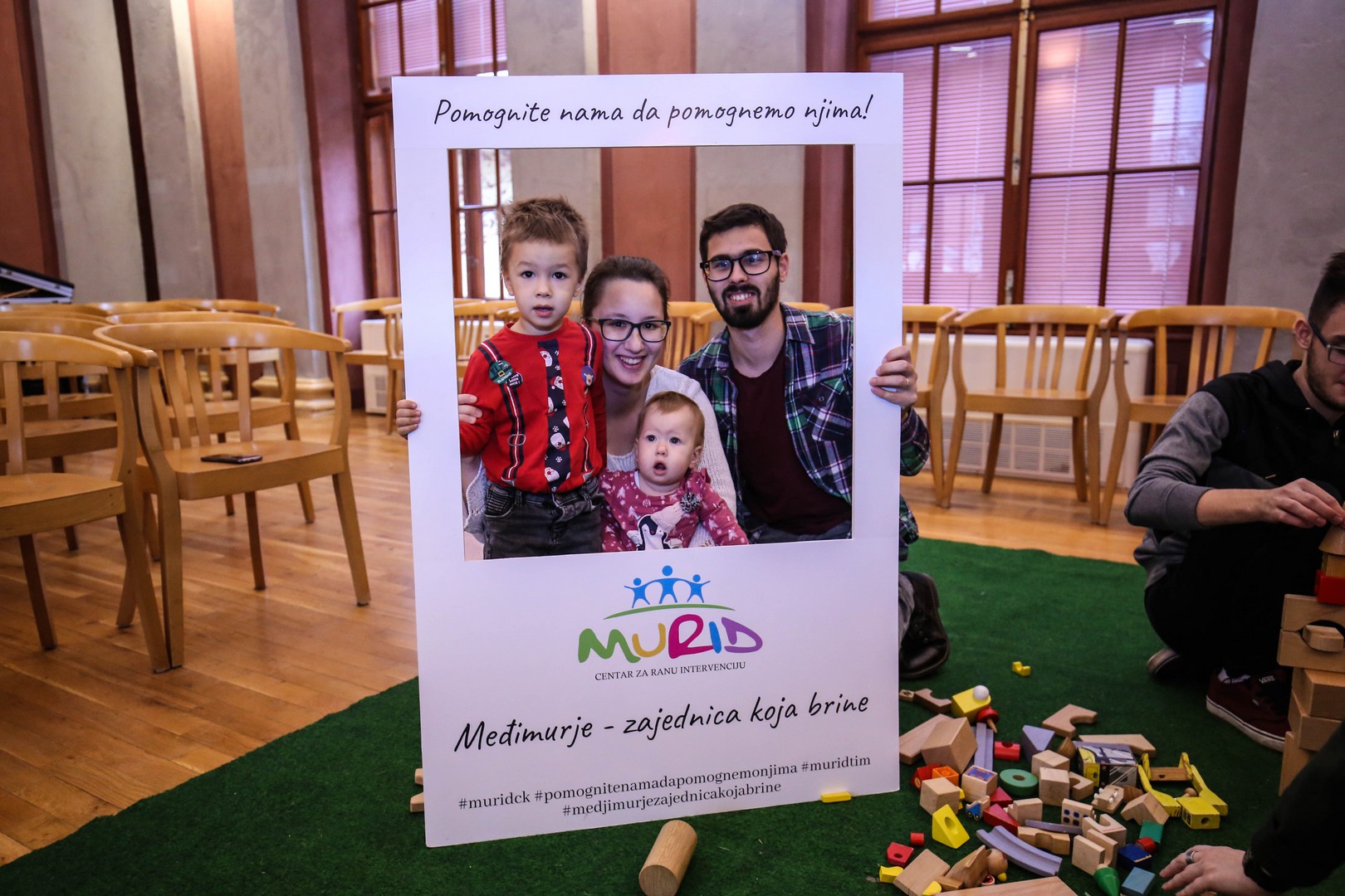 Skupljale se igračke i slikovnice za udomljenu djecu, mališane razveselilo i fotkanje s Djedicom Skupljale se igračke i slikovnice za udomljenu djecu, mališane razveselilo i fotkanje s Djedicom