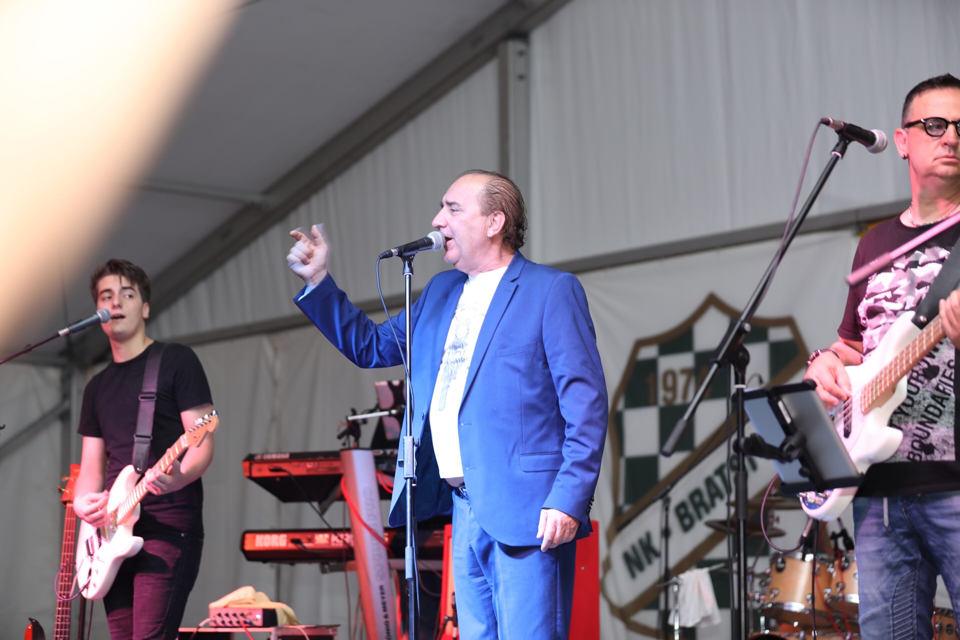 Mladen Grdović ispunio šator u Sv. Martinu na Muri, pjevalo se i plesalo uz njegove hitove Mladen Grdović ispunio šator u Sv. Martinu na Muri, pjevalo se i plesalo uz njegove hitove