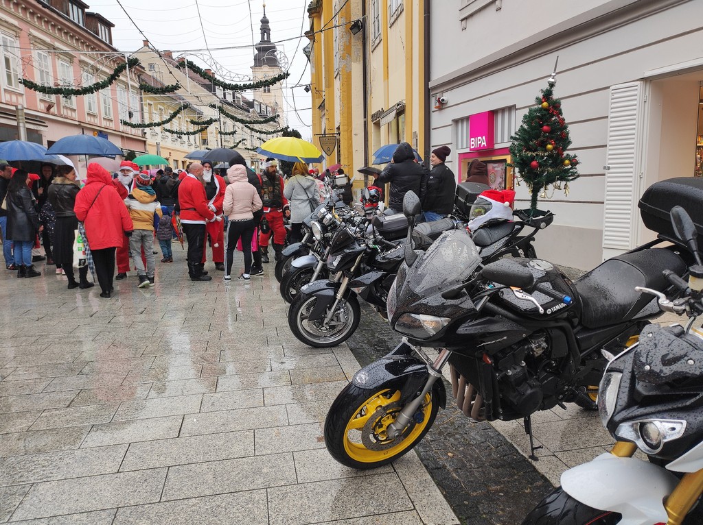 Djedice na motorima u centru Čakovca darovali slatkiše mališanima