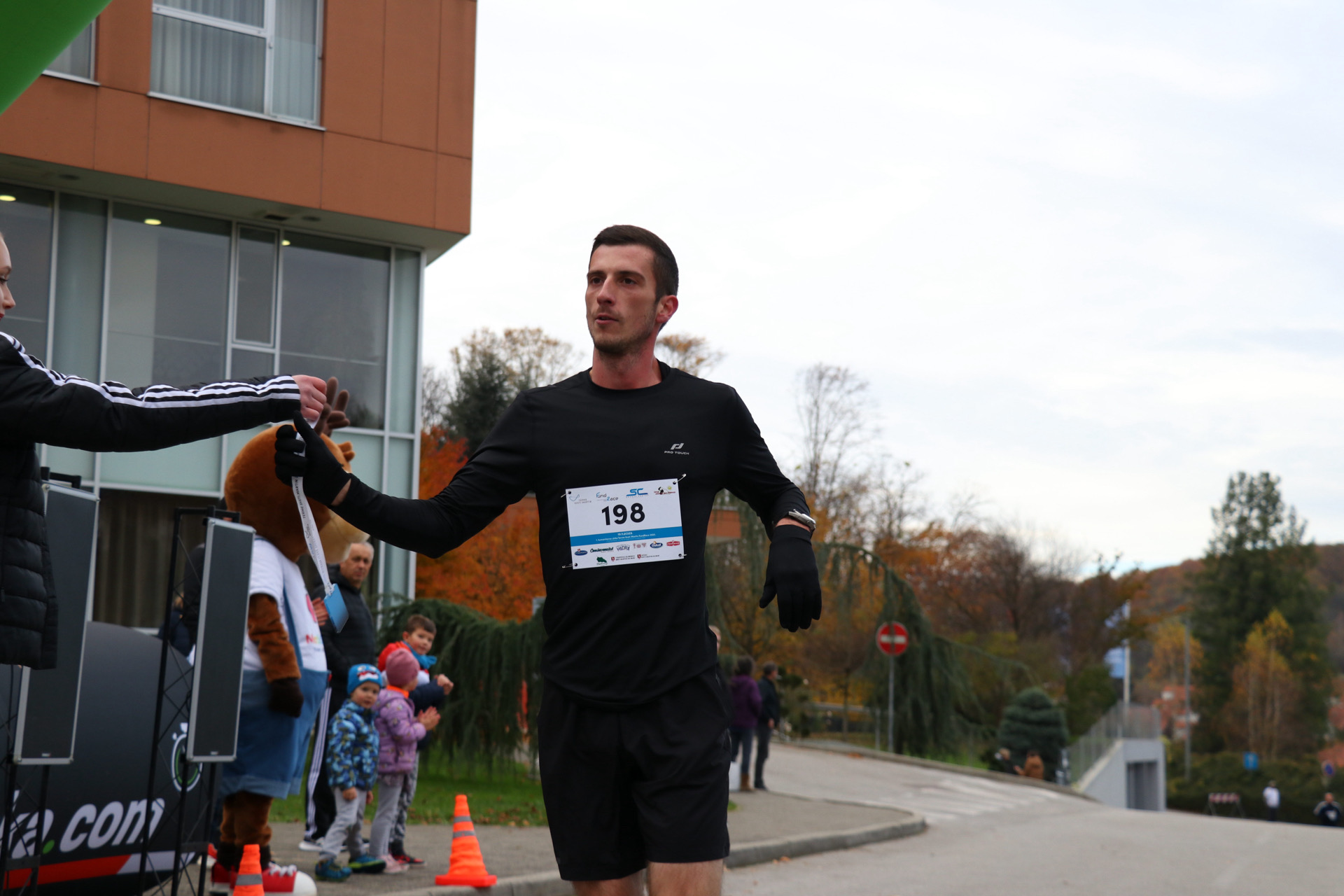 FOTO Trkači su u humanitarnom duhu trčali za udomljenu djecu u Svetom Martinu na Muri