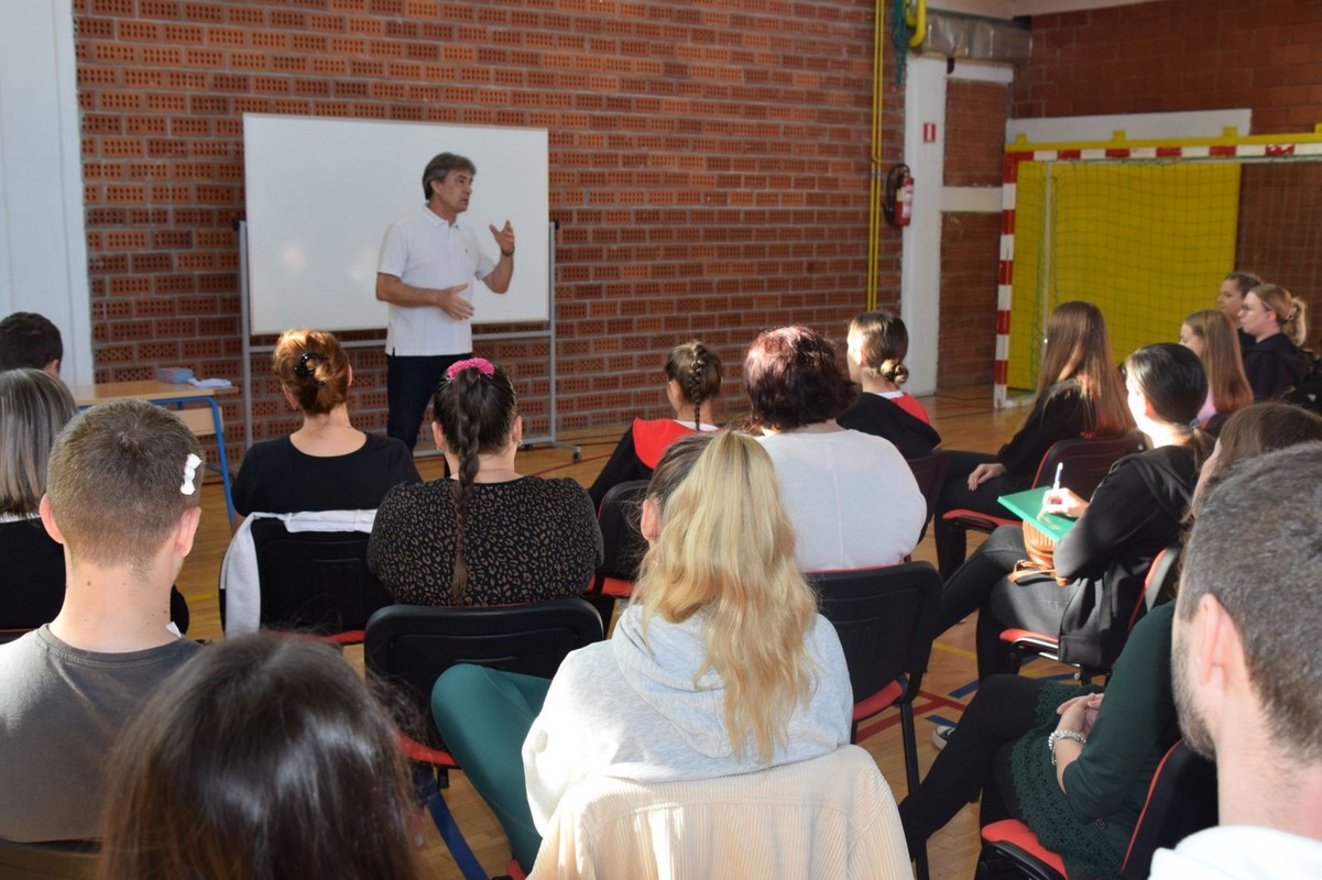 DONJA DUBRAVA Seminar ‘Scenska primjena folklora i osnove koreografije’ okupio KUD-ove Međimurja i goste